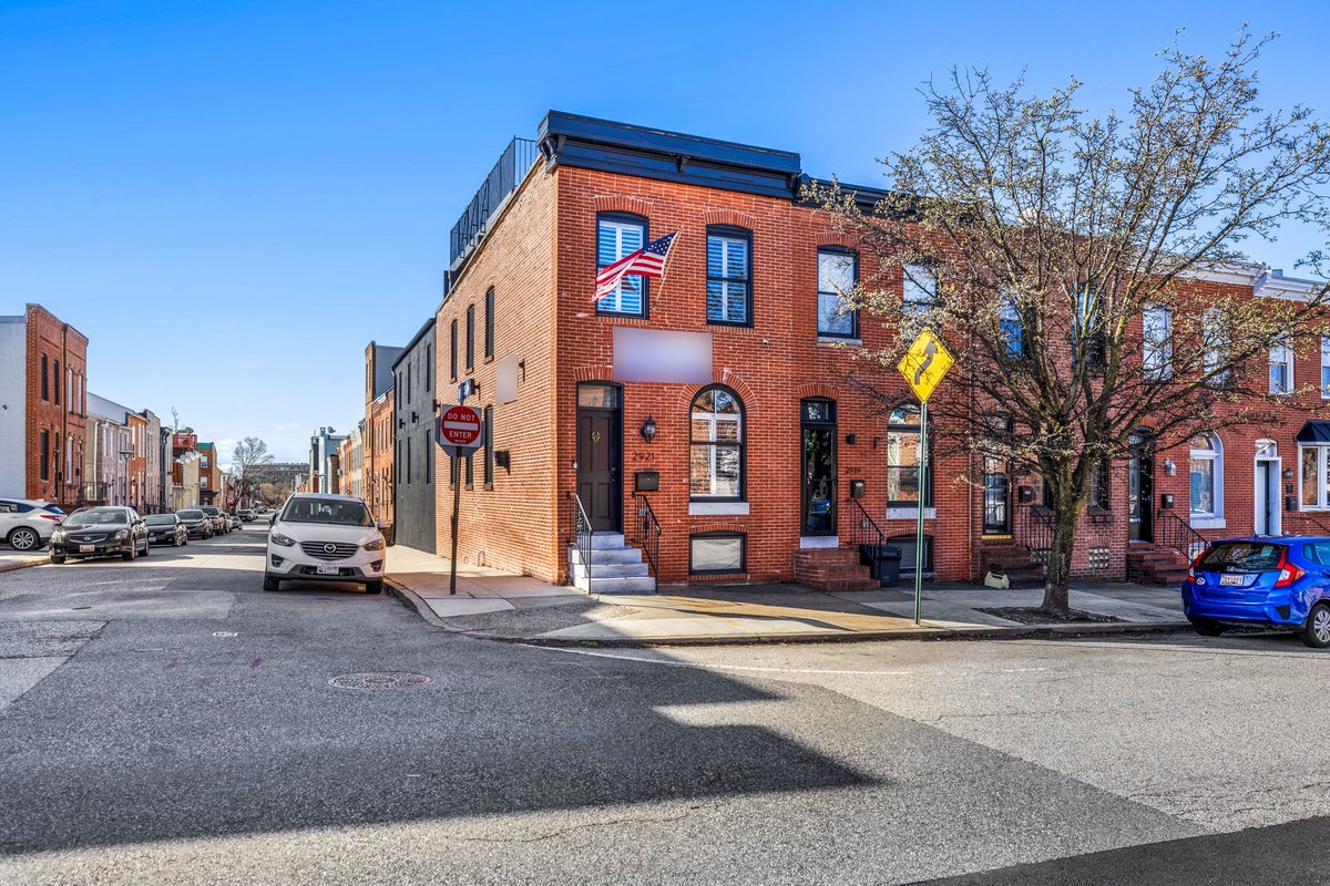 suregroupreal's tweet image. Stunning end of group now available in the heart of Canton on quiet and extremely sought-after block ✨

📍 Price &amp;amp; location- bit.ly/4a9lzpd

#canton #rooftopdeck #chefkitchen #finishedbasement #baltimorerealestate #luxuryhometour #baltimore #baltimoremd #maryland