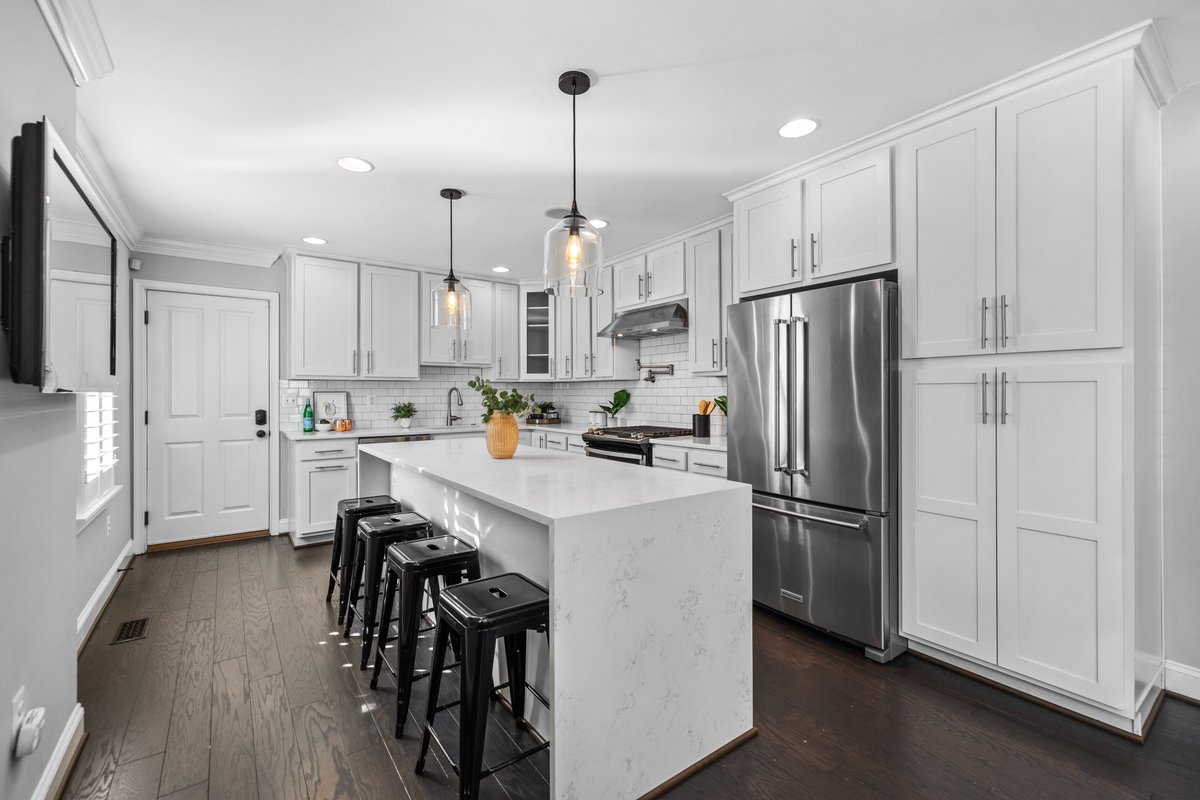 suregroupreal's tweet image. Stunning end of group now available in the heart of Canton on quiet and extremely sought-after block ✨

📍 Price &amp;amp; location- bit.ly/4a9lzpd

#canton #rooftopdeck #chefkitchen #finishedbasement #baltimorerealestate #luxuryhometour #baltimore #baltimoremd #maryland