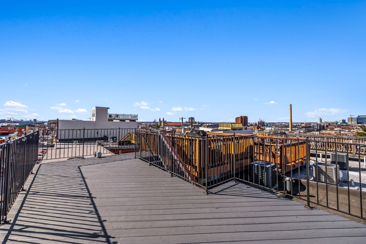 suregroupreal's tweet image. Stunning end of group now available in the heart of Canton on quiet and extremely sought-after block ✨

📍 Price &amp;amp; location- bit.ly/4a9lzpd

#canton #rooftopdeck #chefkitchen #finishedbasement #baltimorerealestate #luxuryhometour #baltimore #baltimoremd #maryland