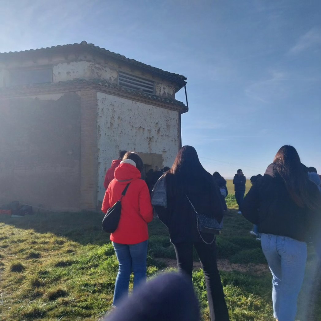 Mercede34417335's tweet photo. En Amayuelas de Abajo (Palencia) un pueblo ecostenible: banco de semillas, casas ecológicas de tierra, huerta, ....para aprender y trabajar sobre #mediorural #patrimonio #DesarrolloSostenible #EspañaVaciada con 3° Grado Infantil de @feyts_uva #DCSUVA #EstrategiasCCSS #InfantilVA https://t.co/fBTmdqKHQi