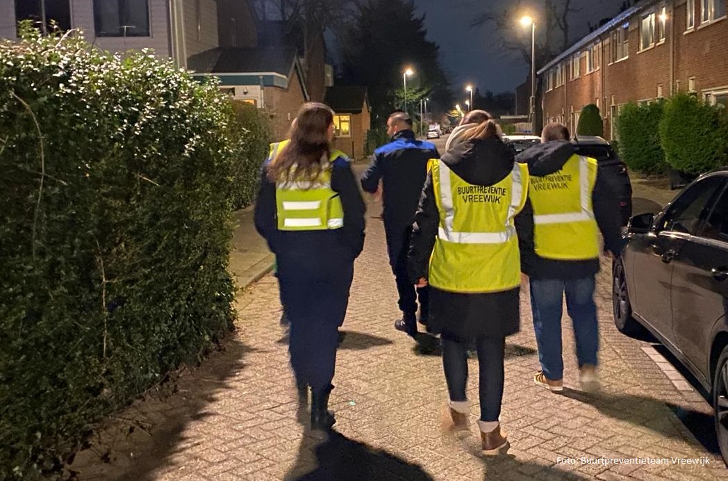Handhaving_010's tweet photo. We lopen regelmatig mee met actieve bewoners die zorgen voor #Buurtpreventie. Bijvoorbeeld met team Vreewijk. Mooi hoe mensen hun #EigenWijk zo #Veiliger houden. We ondersteunen dan ook bij hun rondes. Ook een buurtpreventieteam oprichten in je wijk? Check https://t.co/feuLrVNAlf https://t.co/ZuXLGDtvls