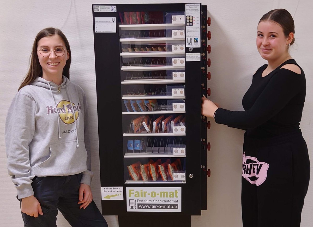 MpsTrebur's tweet photo. Unser neuer Automat vor dem Sekretariat bietet die Möglichkeit, faire und nachhaltige Produkte zu kaufen - ganz ohne Strom! Ein weiterer Schritt unserer Schule hin zu mehr Umweltschutz, Nachhaltigkeit und Fair Trade! 
#nachhaltigkeit #fairtrade #MPS #Trebur #kreisgg https://t.co/dZ2bIV1saB