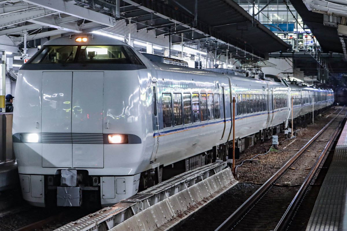 fuguuna_6_2's tweet photo. 2024.3.12
特急サンダーバード34号
683系N13編成＋683系4000番台
大阪駅にて
N13でも来ないかなと大阪駅で上りサンダーバードを撮りに来たらドンピシャで遭遇！
ヘッドライトが片方交換され「オッドアイ」になったN13。果たして改正後はどのように運用されるやら？
#ありがとう北陸本線 https://t.co/SBx6O4MPKu