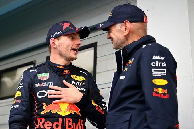 ❓NE DESEK BİLEMEDİK... Söylentilere göre, sadece Verstappen değil Adrian Newey de mevcut durumdan memnun değil. Horner, bütçe sınırı nedeniyle onu tamamen RB17 otomobil projesine göndermek istiyor. Bu durumda Newey'in F1 takımında görevi kalmayacak. [#AMuS]