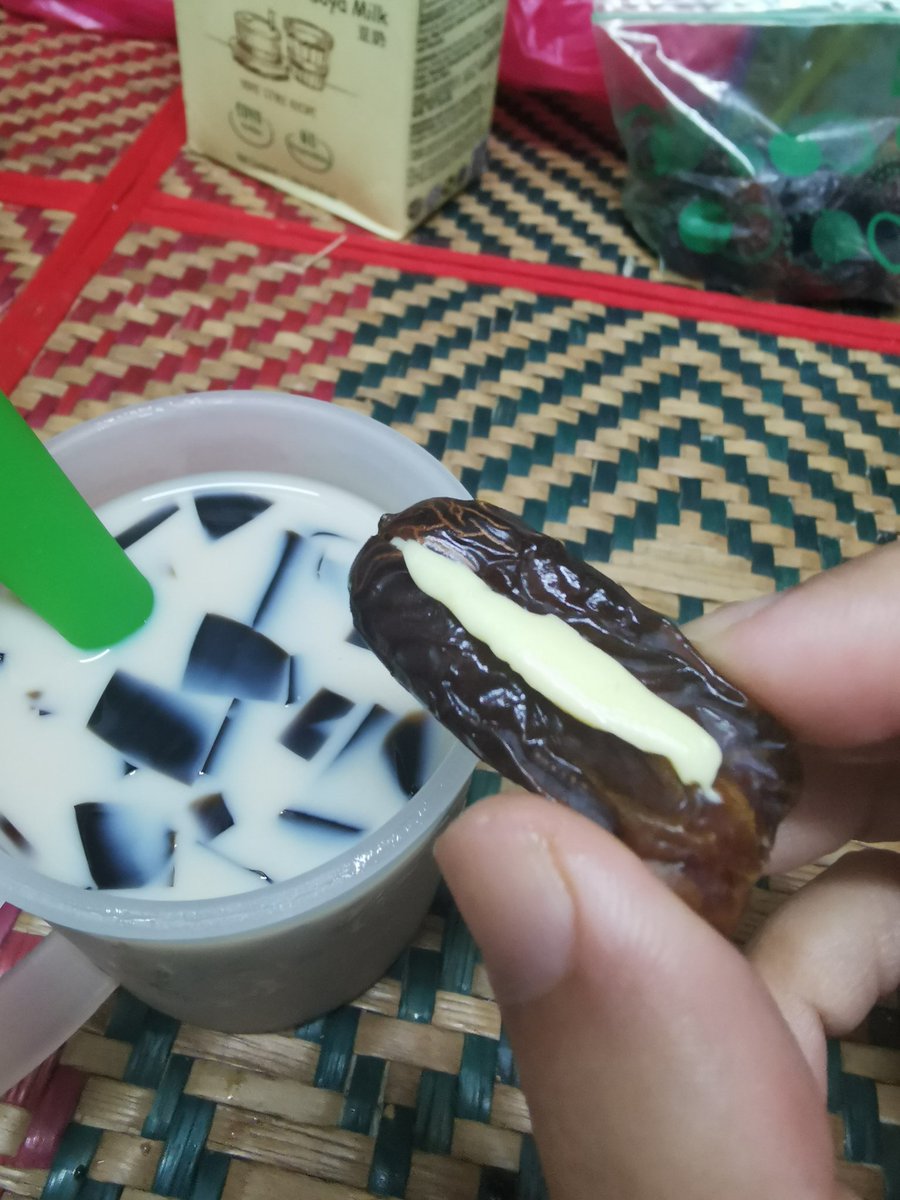 kidalhandal's tweet photo. Percubaan berbuka puasa mengikut trend semasa.. kikiki https://t.co/GlWZihYoeR