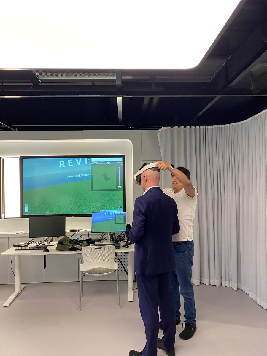 Irish Health Minister Stephen Donnelly immersed in Virtual Reality ⁦<a href="/orygen_aus/">Orygen</a>⁩ Innovation in psychosocial interventions in youth MH led by Profs Lucia Valmaggia &amp;Andy Thompson ⁦⁦<a href="/BenCarrollMP/">Ben Carroll</a>⁩ ⁦<a href="/IngridStitt/">Ingrid Stitt MP</a>⁩ ⁦<a href="/JacintaAllanMP/">Jacinta Allan</a>⁩ ⁦<a href="/Mark_Butler_MP/">Mark Butler MP</a>⁩