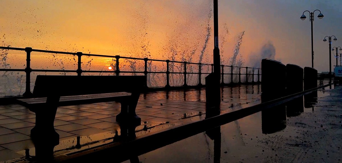 Brucemartin3's tweet photo. @kerriegosneyTV @itvcalendar @LaraRostronTV @IanWhiteNews @JoBlytheTV OMG, it was even more beautiful this morning at the North prom in Cleethorpes ππ Please feel free to share the photos #weatherpic https://t.co/2lMoY2yrU3