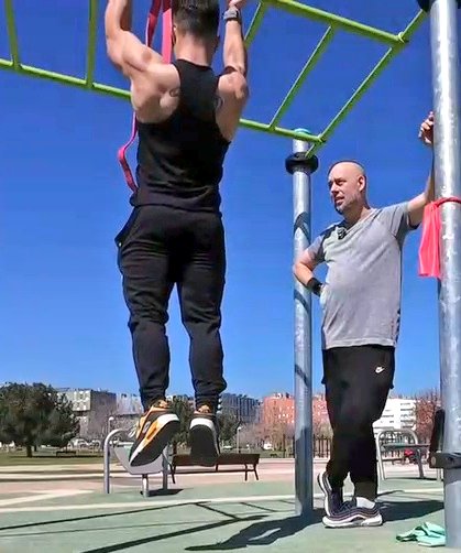 Pensé que no lo iba hacer el gordo, pero volvió con la payasada se "entrenar"ridículo. Después a la tarde traga como cerdo <a href="/TheDailyCletus/">The Daily Cletus</a> <a href="/Baneame_Oficial/">Baneame_Esta</a> <a href="/ElChonNegro/">SirKletus</a> #viviendoenlacalle