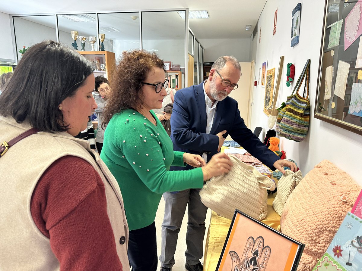 ElCampelloAyto's tweet photo. 💜🎨Las socias de #Amudeca exponen sus trabajos artesanales en la sede del Centro Social de #ElCampello @JuanjoBerenguer @mcalema Lee AQUÍ 
https://t.co/jgswnCF5vZ https://t.co/P5UVXe7T8v