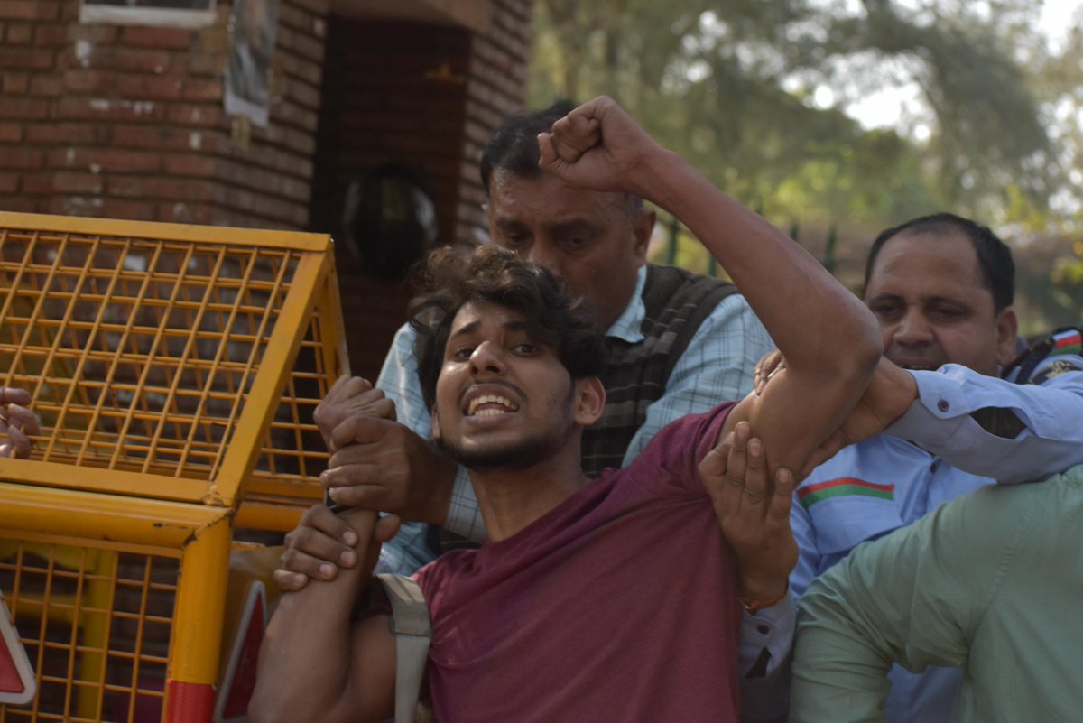 Fraternity_DU's tweet photo. Delhi Police goons brutally detained Muslim students of Delhi University who were peacefully protesting against the implementation of CAA.
Spread the word!
#RepealCAA #RevokeNRC #DelhiPolice #Dune2 https://t.co/V4uJpCN8sj