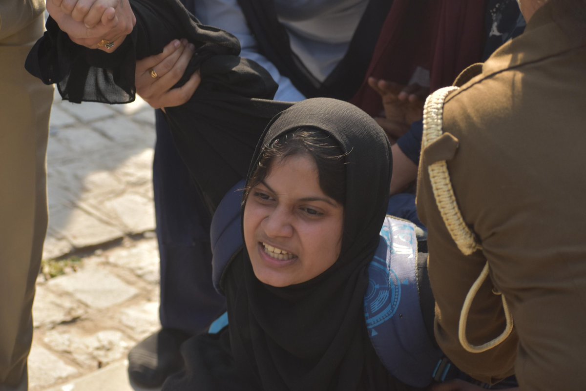 Fraternity_DU's tweet photo. Delhi Police goons brutally detained Muslim students of Delhi University who were peacefully protesting against the implementation of CAA.
Spread the word!
#RepealCAA #RevokeNRC #DelhiPolice #Dune2 https://t.co/V4uJpCN8sj