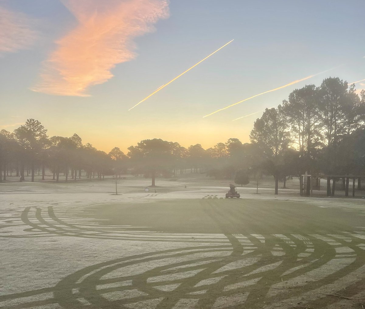liveoaksgolf's tweet photo. Good morning folks! We are getting ready for the day! It’s gonna be a great day for some golf ! Call our pro shop to make your #teetime 601-982-1231. #BestGreens #ColdestBeer https://t.co/w6SXbuwVud