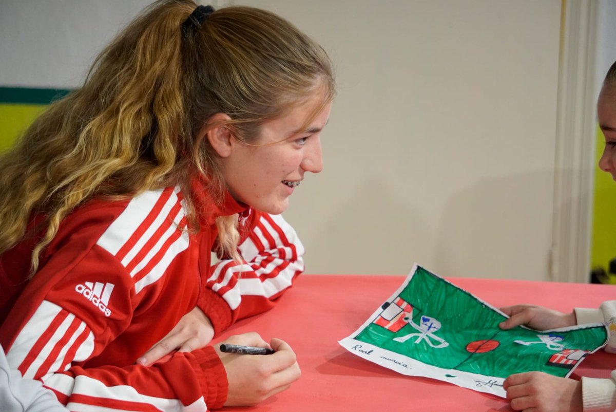 realmurciafeme's tweet photo. AL COLE | 📚 🎒 Nuestra portera @Maria_gmz13 también ha visitado el 𝗖𝗲𝗶𝗽 𝗩𝗶𝗰𝗲𝗻𝘁𝗲 𝗠𝗲𝗱𝗶𝗻𝗮 junto al jugador de la primera plantilla masculina 𝗩𝗶́𝗰𝘁𝗼𝗿 𝗥𝗼𝗳𝗶𝗻𝗼 en una nueva parada de #RealMurciaAlCole https://t.co/WAqPVIvRqj