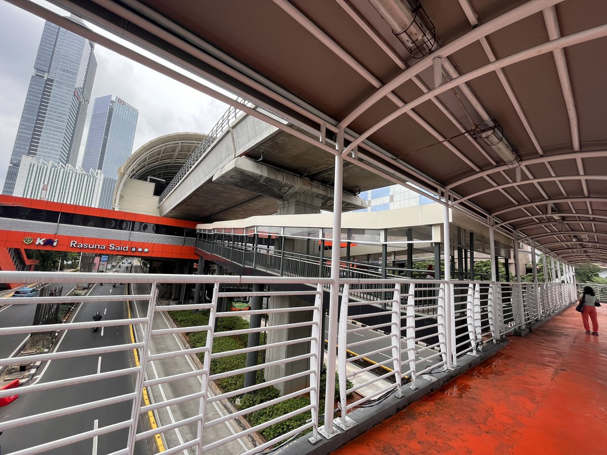 billygerrardus's tweet photo. Tinggal disambung aja apa susahnya sih? 🙄 Enggak paham lagi. Lokasi: Stasiun LRT Rasuna @lrtjabodebek @BinaMargaDKI @trotoarian https://t.co/9qjuNZyojc