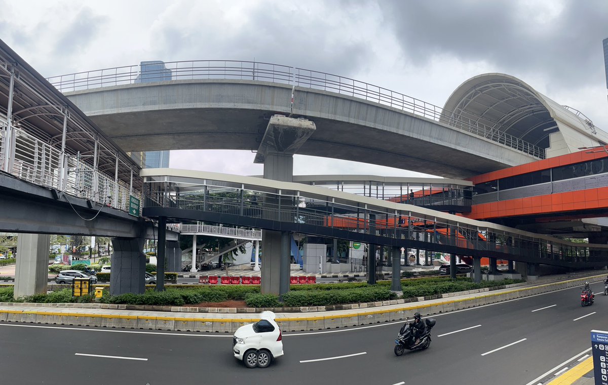 billygerrardus's tweet photo. Tinggal disambung aja apa susahnya sih? 🙄 Enggak paham lagi. Lokasi: Stasiun LRT Rasuna @lrtjabodebek @BinaMargaDKI @trotoarian https://t.co/9qjuNZyojc
