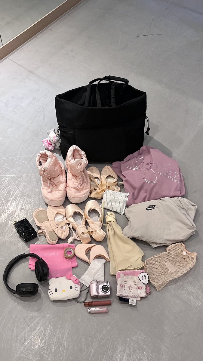 strwbryella's tweet photo. What's in my Ballet bag? 🩰🎀 https://t.co/yhKT1lY8T1