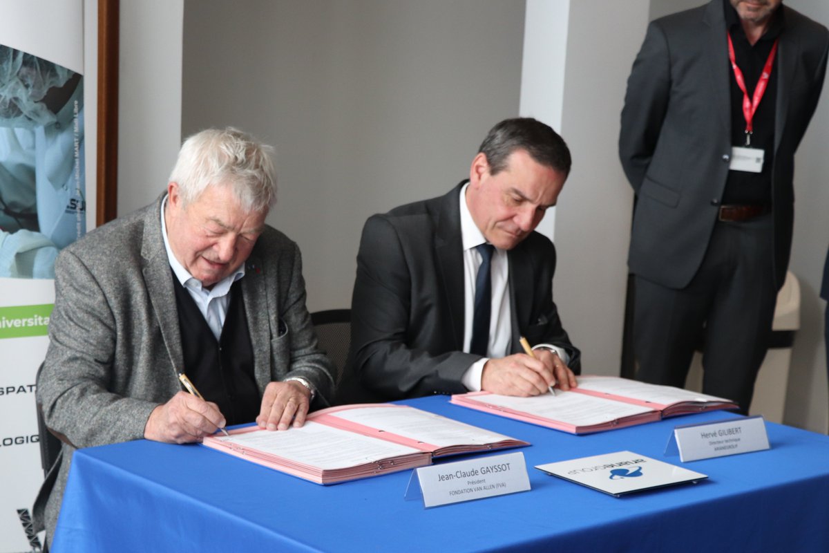 Université de Montpellier (@umontpellier) on Twitter photo Le Président du <a href="/CNES/">CNES</a>, <a href="/PhBaptiste/">Philippe Baptiste</a> remet à JC Gayssot, président de la Fondation Van Allen <a href="/umontpellier/">Université de Montpellier</a> la photo du "Viaduc de Millau vu de l’Espace, capturé par les satellites Pléiades" à l'occasion de la signature d'une convention de mécénat entre <a href="/ArianeGroup/">ArianeGroup</a> et la fondation. Le Président du <a href="/CNES/">CNES</a>, <a href="/PhBaptiste/">Philippe Baptiste</a> remet à JC Gayssot, président de la Fondation Van Allen <a href="/umontpellier/">Université de Montpellier</a> la photo du "Viaduc de Millau vu de l’Espace, capturé par les satellites Pléiades" à l'occasion de la signature d'une convention de mécénat entre <a href="/ArianeGroup/">ArianeGroup</a> et la fondation.