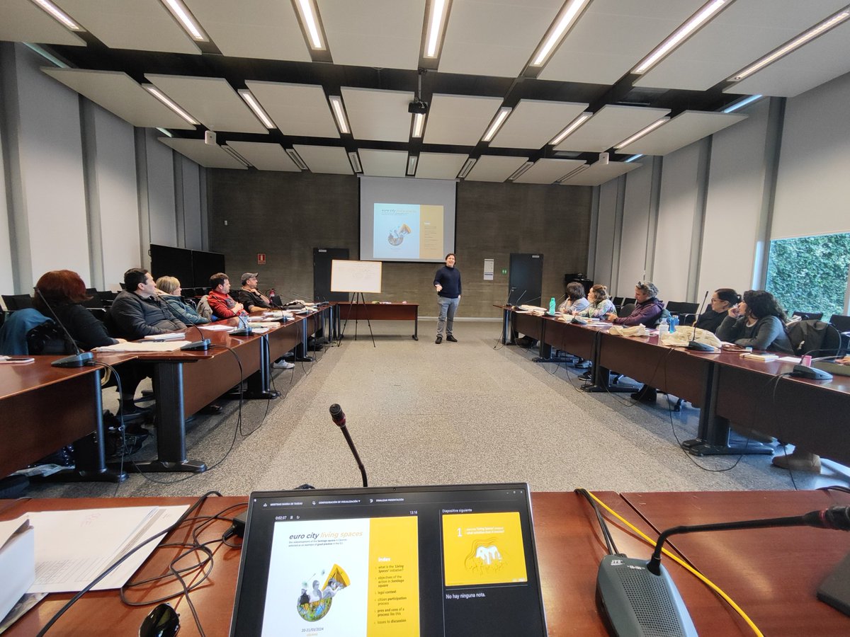 Ahora, Javier Merino de <a href="/ArquiExt_COADE/">Colegio Oficial de Arquitectos de Extremadura</a> nos guía en un viaje inspirador por el corazón de Cáceres. 🏙️ Descubriendo de primera mano cómo la participación ciudadana y la regeneración urbana están transformando la plaza de Santiago. #BuenasPrácticas #RegeneraciónUrbana