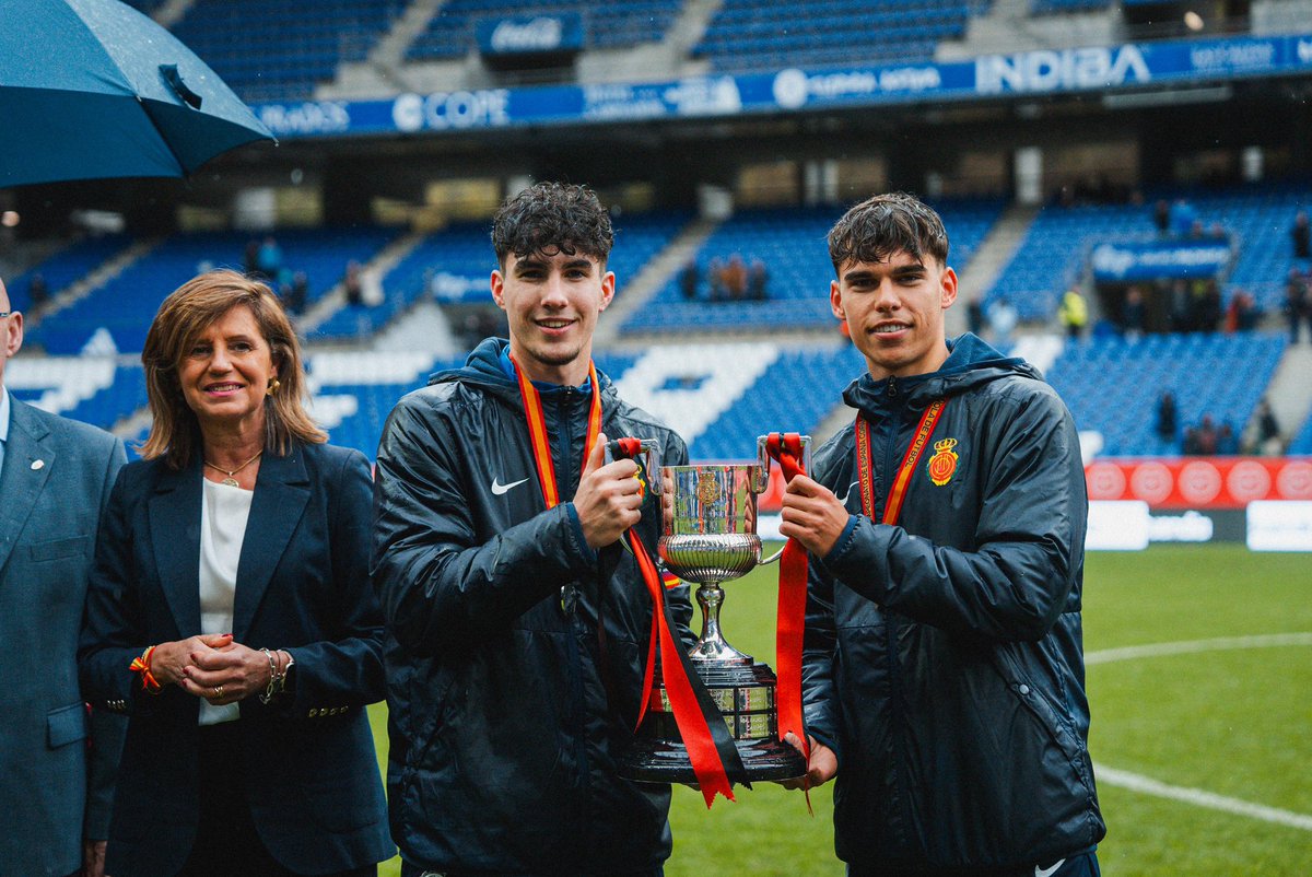 jansalass_'s tweet photo. Las lágrimas al proclamarnos campeones son el reflejo del trabajo, la alegría de los que nos acompañan y del sueño de un niño que se ha hecho realidad. Se me privó de poder jugar la final, pero no de levantar la copa, y hoy puedo decir bien alto que SOMOS CAMPEONES DE ESPAÑA! https://t.co/kgtdVvOzB1