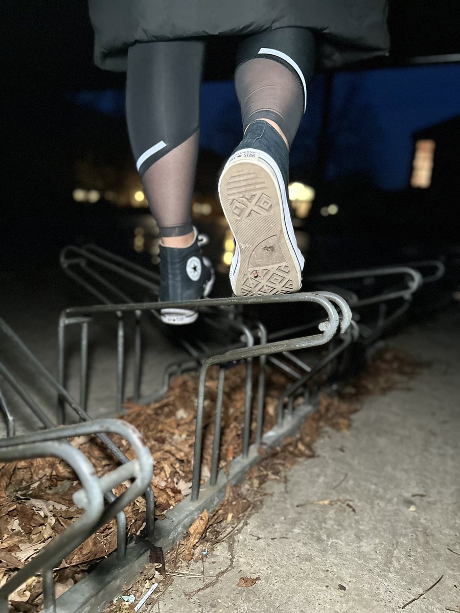 Siehst du den Dreck unter meinen Converse?
Deine Aufgabe ist es, meine Schuhe sauber zu lecken, denn du bist genauso wenig wert. 

Also mach dich nützlich und drück ab! 
Ich weiß wie sehr dein Mini drauf steht💦

<a href="/CuriousFindomme/">FinDomme curious</a> <a href="/rtfindom/">RT FinDom 70k+ ♥</a> 

#zahlfotze #geldherrin #findom