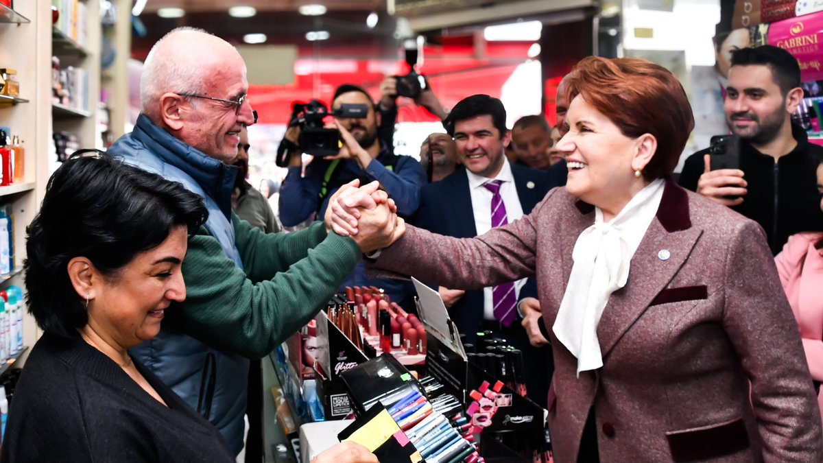 meral_aksener's tweet photo. Milletimizin sadece oylarına değil; elinden tutmaya, yüzünü güldürmeye, derdine derman olmaya da talibiz!

Bugün Düzceli vatandaşlarımızdan da söz aldık, 31 Mart'ta hep birlikte güçleneceğiz... https://t.co/VeQbUskEho
