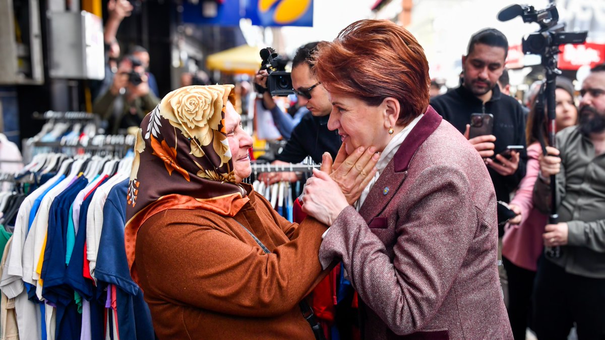 meral_aksener's tweet photo. Milletimizin sadece oylarına değil; elinden tutmaya, yüzünü güldürmeye, derdine derman olmaya da talibiz!

Bugün Düzceli vatandaşlarımızdan da söz aldık, 31 Mart'ta hep birlikte güçleneceğiz... https://t.co/VeQbUskEho
