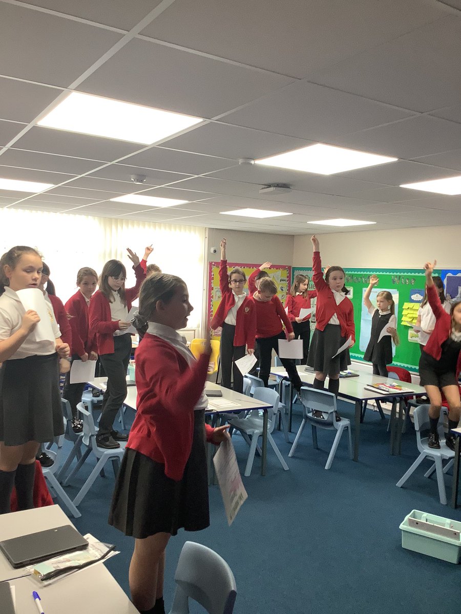 Y4HAS's tweet image. What a fabulous start to #ScienceWeek24. We began the morning by researching and debating what was the most important cause for the extinction of the dinosaurs!