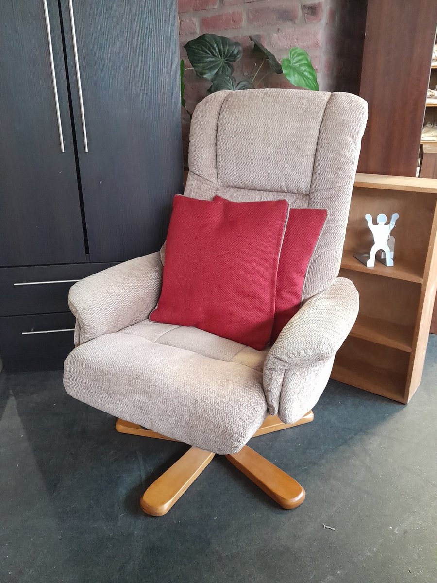 Sofa_Project's tweet image. New in! Some lovely new stock at our Gloucester Rd shop this week 😍 We're open 7 days a week - come and take a look #RecycleReuse #SecondhandShopping #GreenChoice #ReusedFurniture #DonatedFurniture #BristolCharity #InteriorDesign #VintageInteriors