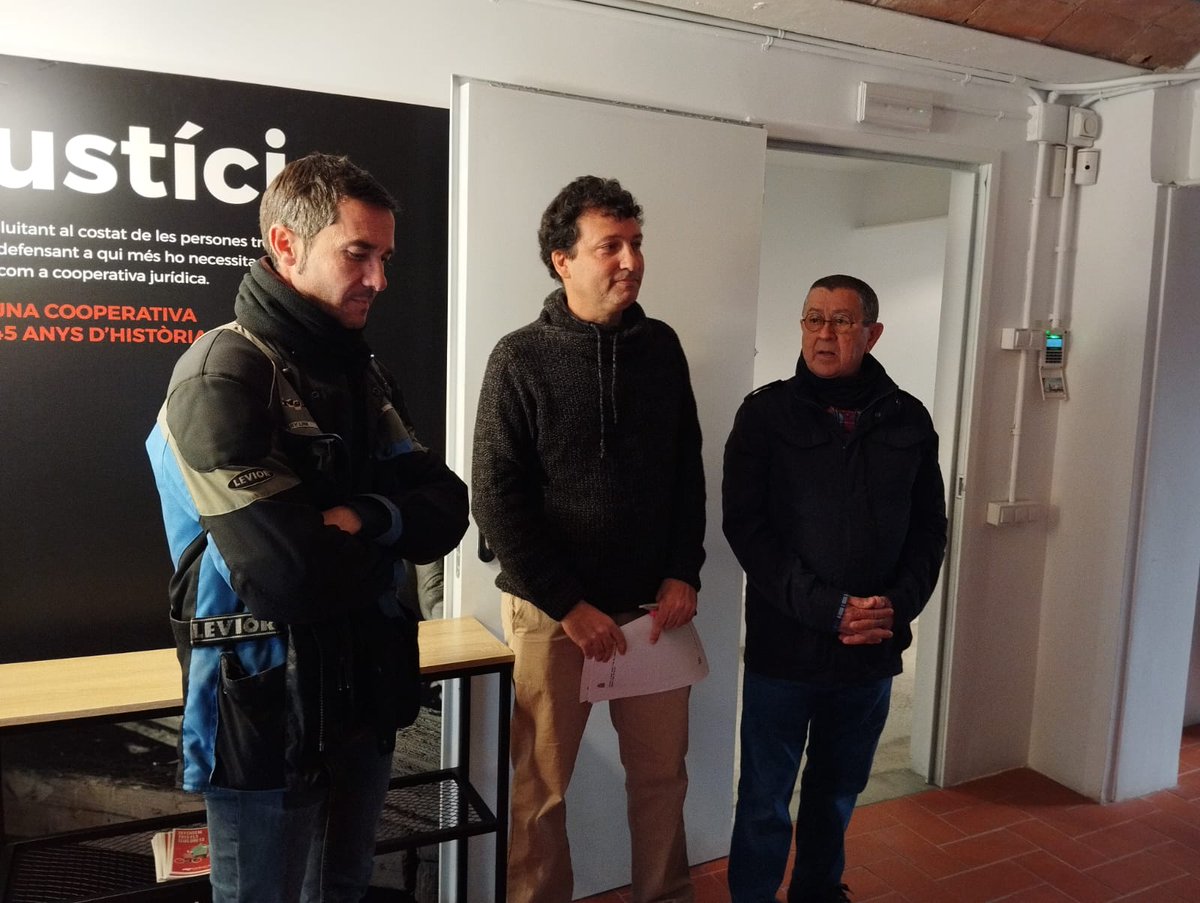 CGTmetroBCN's tweet photo. Avui s'ha realitzat roda de premsa per anunciar que la justícia ha donat la incapacitat permanent a un extreballador de #MetroBcn pels danys causats per l’amiant
Us fem un fil amb el més important 👇👇👇👇 https://t.co/tYbiMGfuBe