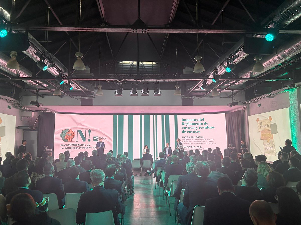 AspapelOficial's tweet photo. Es el momento del #reciclado ♻ Abre panel Andrea Orallo, directora de reciclado de #ASPAPEL

🗣"Los datos nos avalan en cuanto al reciclado en España, con un 78,3% de reciclado de envases de #papel y #cartón. Hemos superado así el objetivo del 75% establecido por Europa" https://t.co/Kf8gZw5OVk