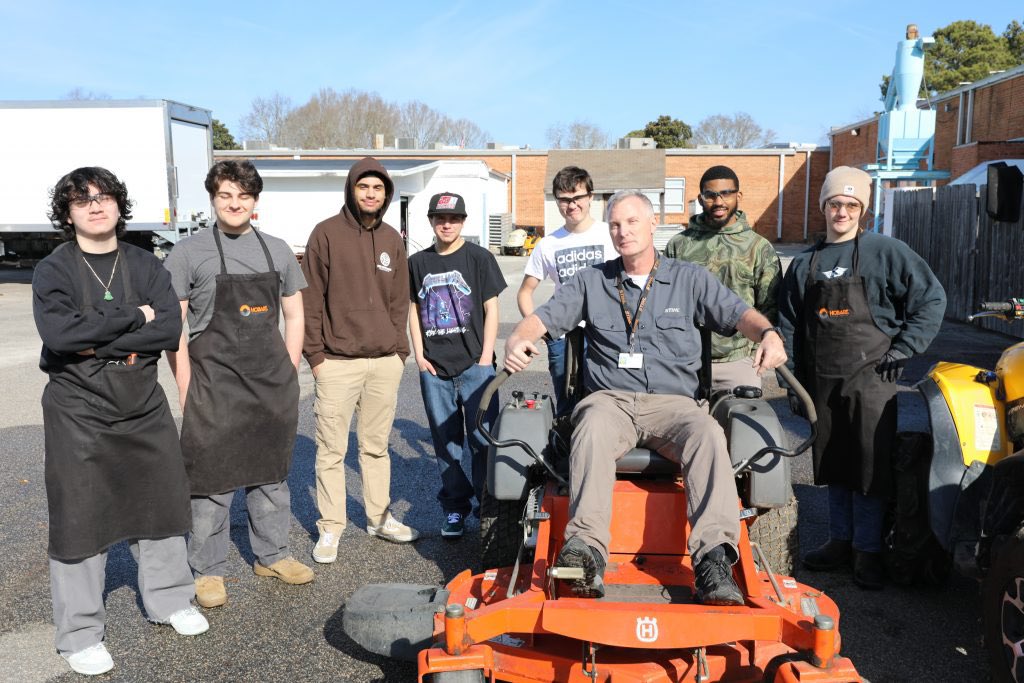 vbschools's tweet photo. 🔋🔌 Power up: Students learn how small engine repair can lead to fulfilling careers.
📖 Read more in The Core blog: https://t.co/x9q0BD1sAL
#VBCPSChartingtheCourse🚀 https://t.co/eaUx2oWnWA