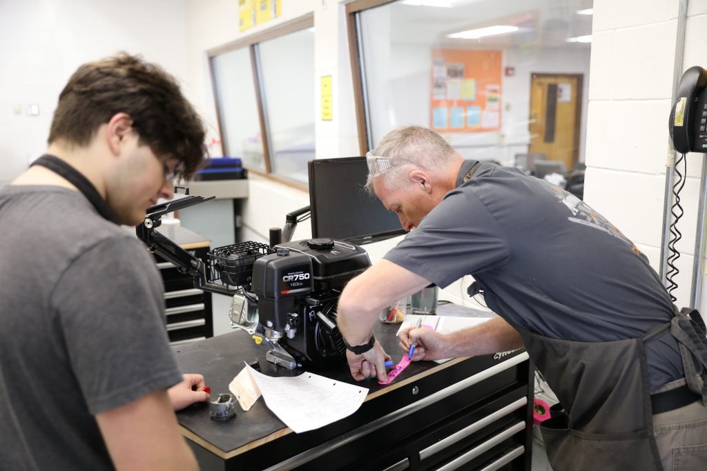 vbschools's tweet photo. 🔋🔌 Power up: Students learn how small engine repair can lead to fulfilling careers.
📖 Read more in The Core blog: https://t.co/x9q0BD1sAL
#VBCPSChartingtheCourse🚀 https://t.co/eaUx2oWnWA