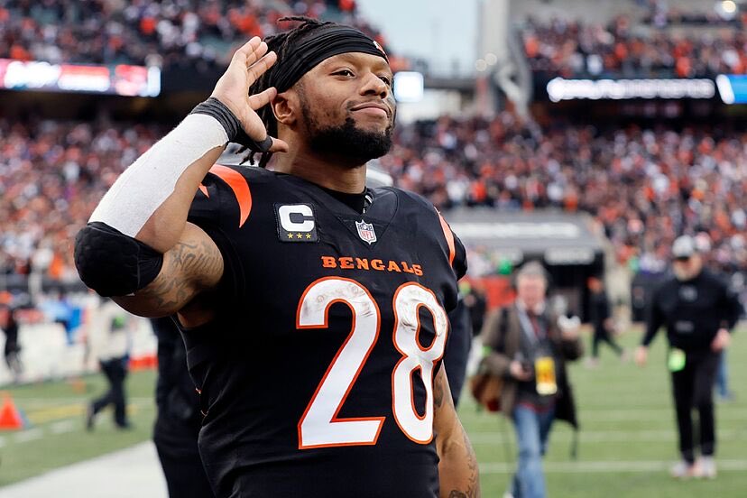 Nati_Sports's tweet photo. Former #Bengals RB Joe Mixon finished his Bengal tenure with: 

49 TDs
1571 RAs - 6,412 yards 

Of this, I still think the most remarkable feat is he only fumbled the ball 6 total times… 6.

He didn’t have any fumbles the last 2 seasons. 

Thx for everything, Joe Mixon 28. 🫡 https://t.co/tUnwiN8bkm