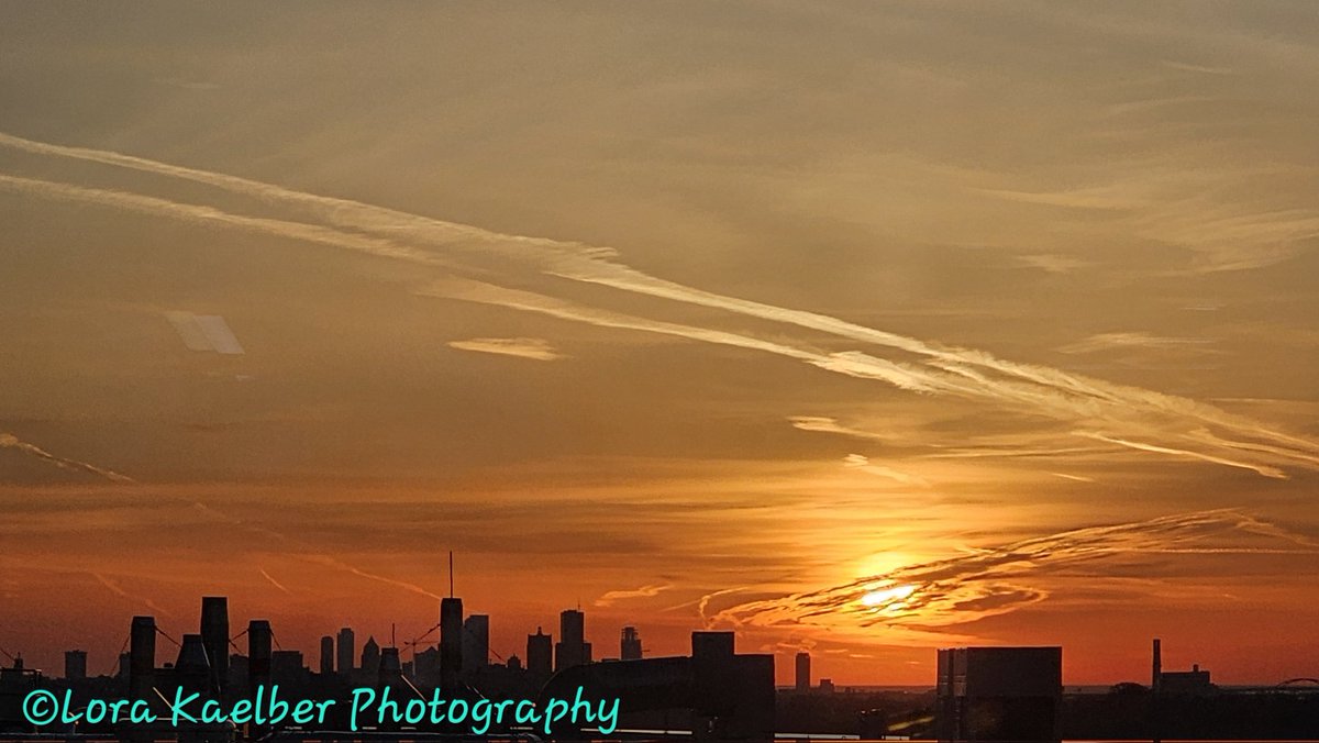 Sunrise over #Milwaukee 

<a href="/Froedtert/">Froedtert</a> #wiwx