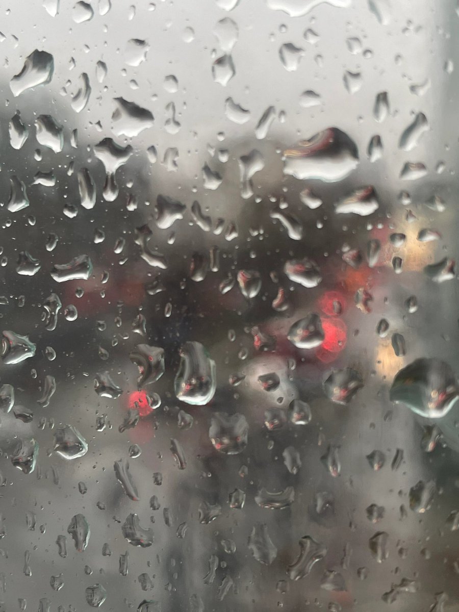 jummmai's tweet photo. I don’t know when I started to like rainy days. Do you feel the same way? https://t.co/ZlXZ1Cyf1i