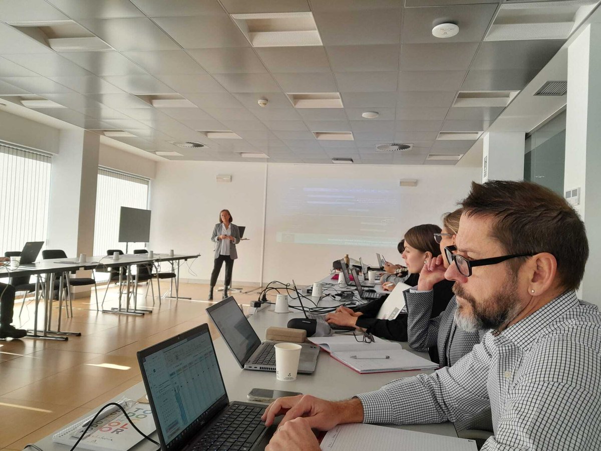 _turismoandaluz's tweet photo. #TurismoAndaluciaEU 

Andalucía alberga en @andalucialab la reunión del Technical Support Instrument discutiendo sobre un conjunto de indicadores que midan la sostenibilidad del turismo.

@EU_reforms @OECD_local #UEReformSupport #turismecat #Invattur @VisitNavarra @GVAinvattur https://t.co/J8gFBxjzpm