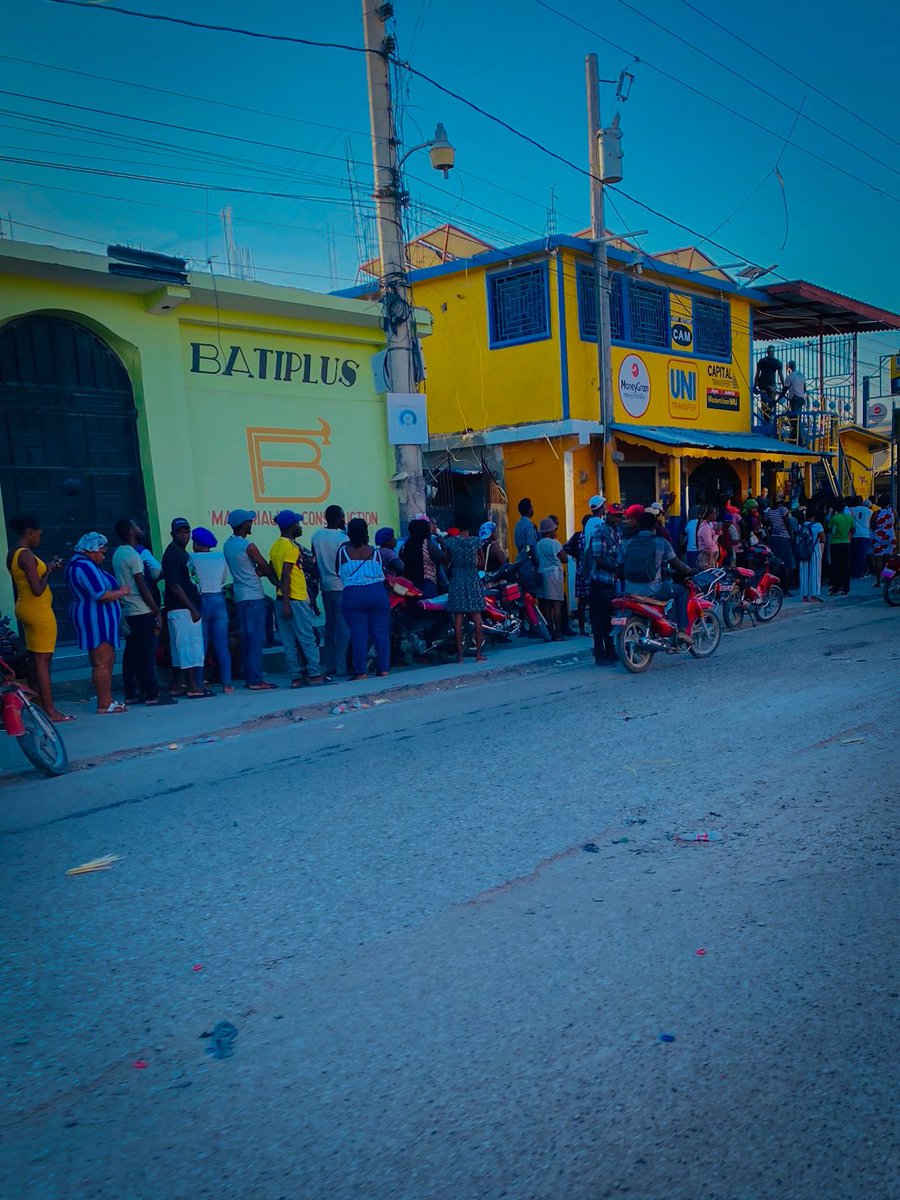JohnkeeStanley's tweet photo. Pou maten Madi 12 Mas 2024 la, Anpil biwo transfè nan vil gonayiv pa sispann ranpli ak moun, Nap raple gen moun ki la depi nan 5è nan maten ki yo menm konn fè jounen an paka pase, Galon gaz la pou maten an ki toujou 2000G nan vil gonayiv.
#Johnkee🎙️ https://t.co/5gpRsrKund