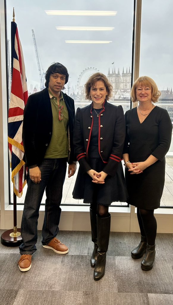 A hop into #Londres Lovely to meet @VictoriaAtkins with @KarenFAddington @JDRFUK Kind words much appreciated @DHSCgovuk & support for #Closedloops -an @NHSEngland commitment And the diabetes team? Always delivers “Heard all about you” Now there’s a start to a meeting 😊