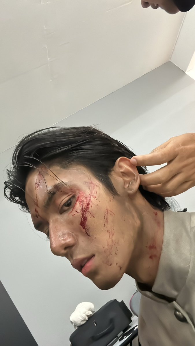 netsiraphop's tweet photo. ข้าจะสู้เพื่อเจ้าเอง5555 สภาพ😂🖤 #netsiraphop 

⚠️ tw : Fake blood https://t.co/rK3sQMkMIJ