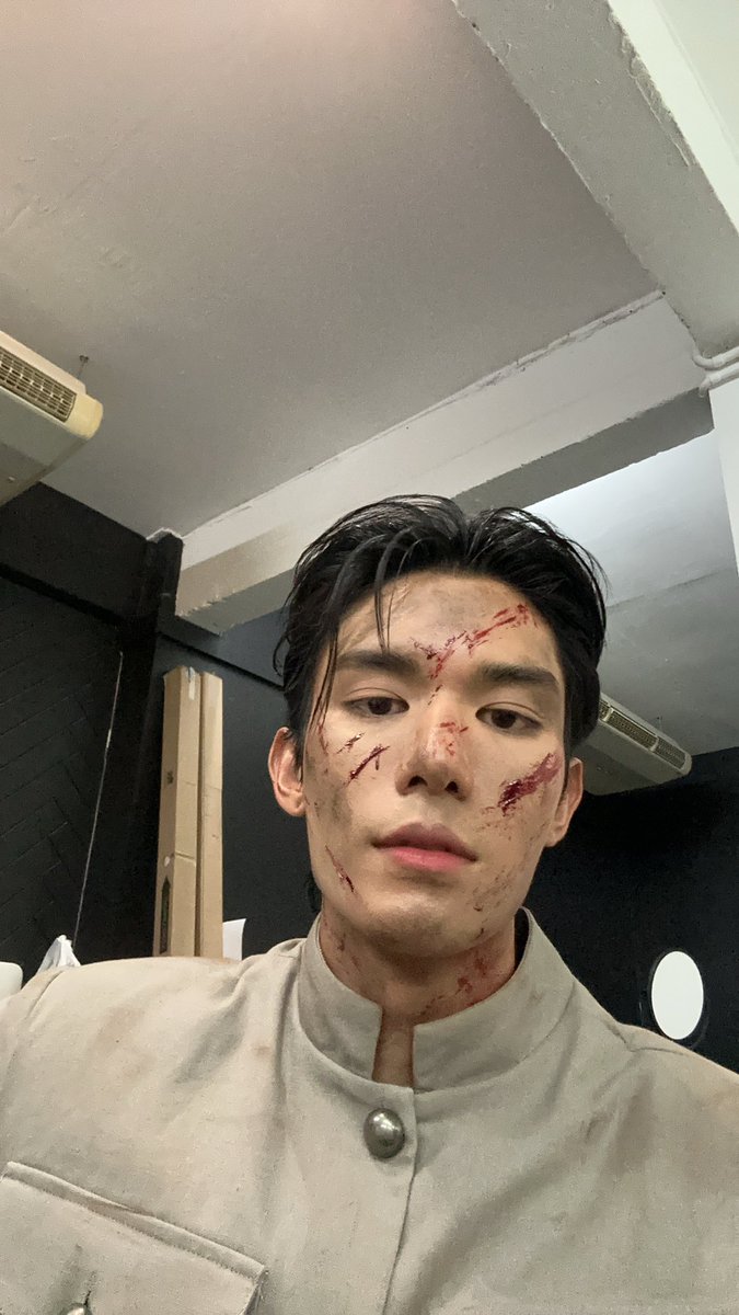 netsiraphop's tweet photo. ข้าจะสู้เพื่อเจ้าเอง5555 สภาพ😂🖤 #netsiraphop 

⚠️ tw : Fake blood https://t.co/rK3sQMkMIJ