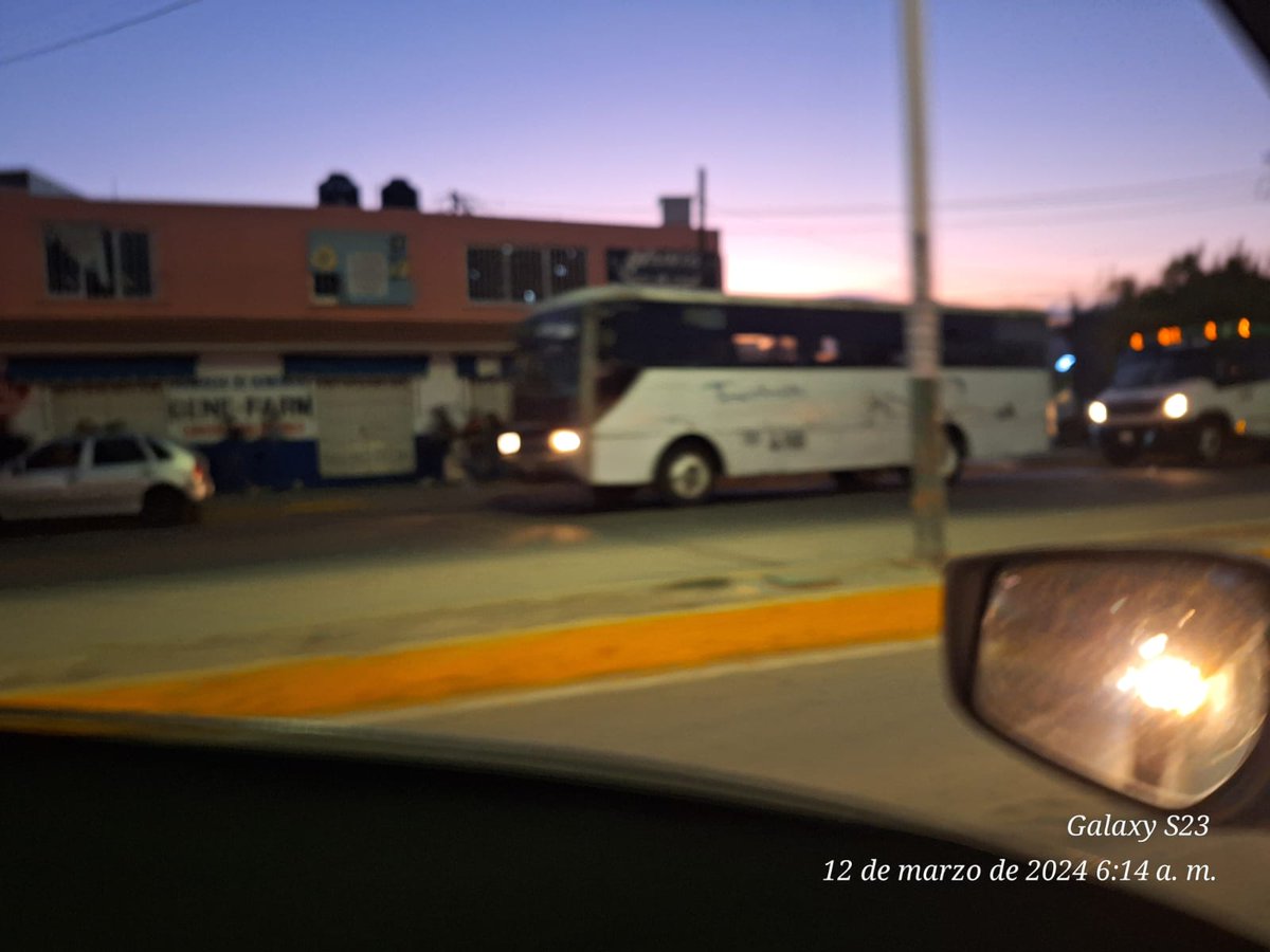 ContraProMx's tweet photo. 🔴 URGENTE   #Normalistas, nuevamente, con toda #impunidad retienen unidades del #transporte urbano en el libramiento a #Xoxocotlán a la altura de la #ENEPO y el Crucero de 5 Señores

 #Oaxaca @SSPC_GobOax @PolVial_GobOax @salomonj @IEEPOGobOax @Seccion22Cencos @lopezobrador_ https://t.co/wA2Obhy6lJ