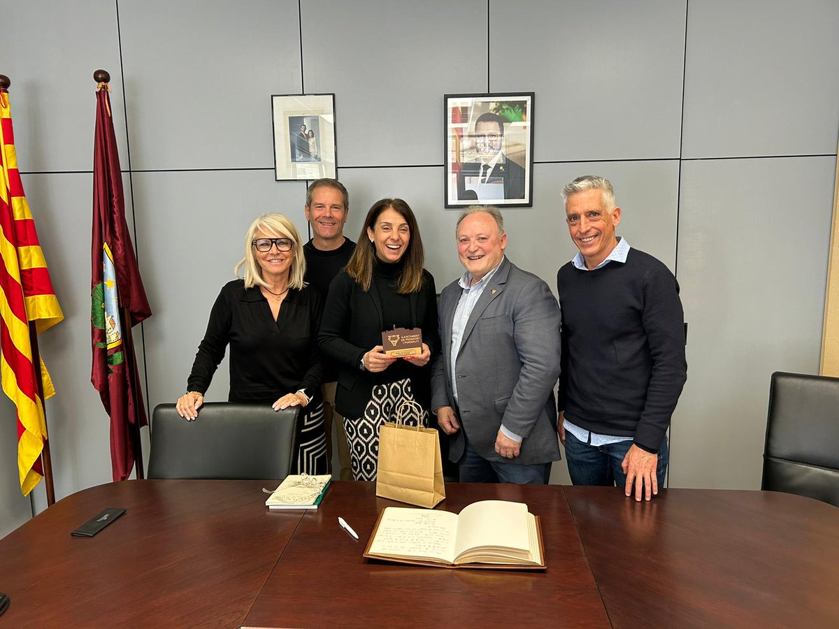 ACMunicipis's tweet photo. La presidenta @meritxellbudo ha aprofitat el seu viatge a terres tarragonines per reunir-se amb l'alcalde de #Perafort, Joan Martí Pla,  i el seu equip de govern. També ha signat en el llibre d'honor de l'ajuntament https://t.co/FD0NdvsGud