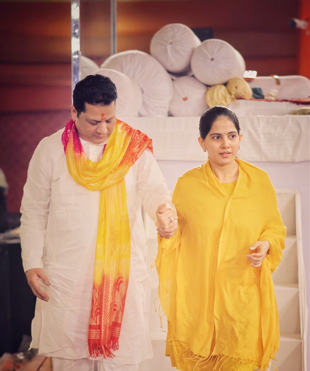 iamjayakishori's tweet photo. “She did not stand alone, but what stood behind her, the most potent moral force in her life, was the love of her father” ♥️🥹

My Favourite Man ♥️

#jayakishori #father #papa #love #pure #innocence #bestlove #favouriteman #support https://t.co/fJAtRs9VeI