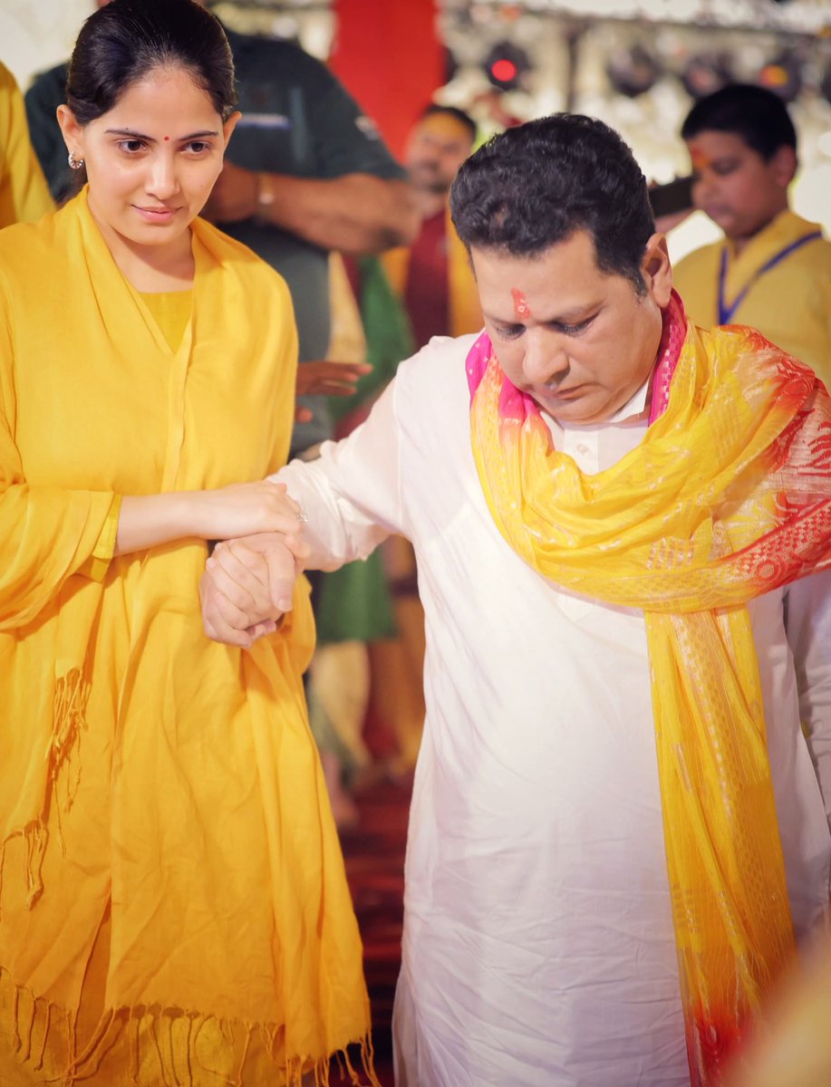iamjayakishori's tweet photo. “She did not stand alone, but what stood behind her, the most potent moral force in her life, was the love of her father” ♥️🥹

My Favourite Man ♥️

#jayakishori #father #papa #love #pure #innocence #bestlove #favouriteman #support https://t.co/fJAtRs9VeI