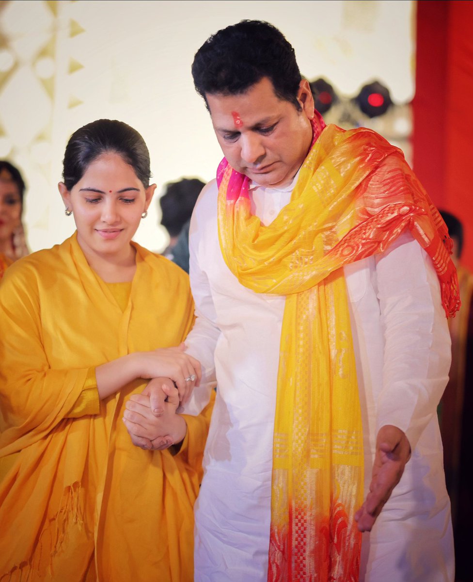 iamjayakishori's tweet photo. “She did not stand alone, but what stood behind her, the most potent moral force in her life, was the love of her father” ♥️🥹

My Favourite Man ♥️

#jayakishori #father #papa #love #pure #innocence #bestlove #favouriteman #support https://t.co/fJAtRs9VeI
