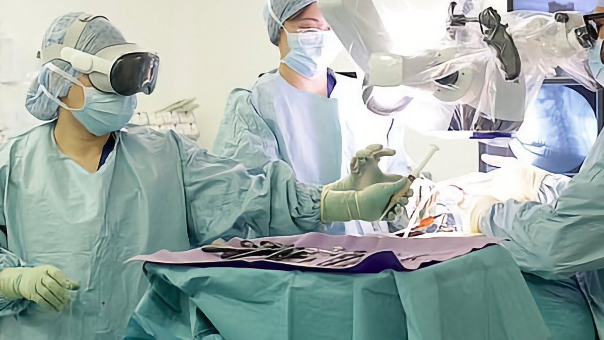 A surgical assistant in London switched from HoloLens 2 to #Apple Vision Pro for an operation and described it as a “groundbreaking change”. 👀