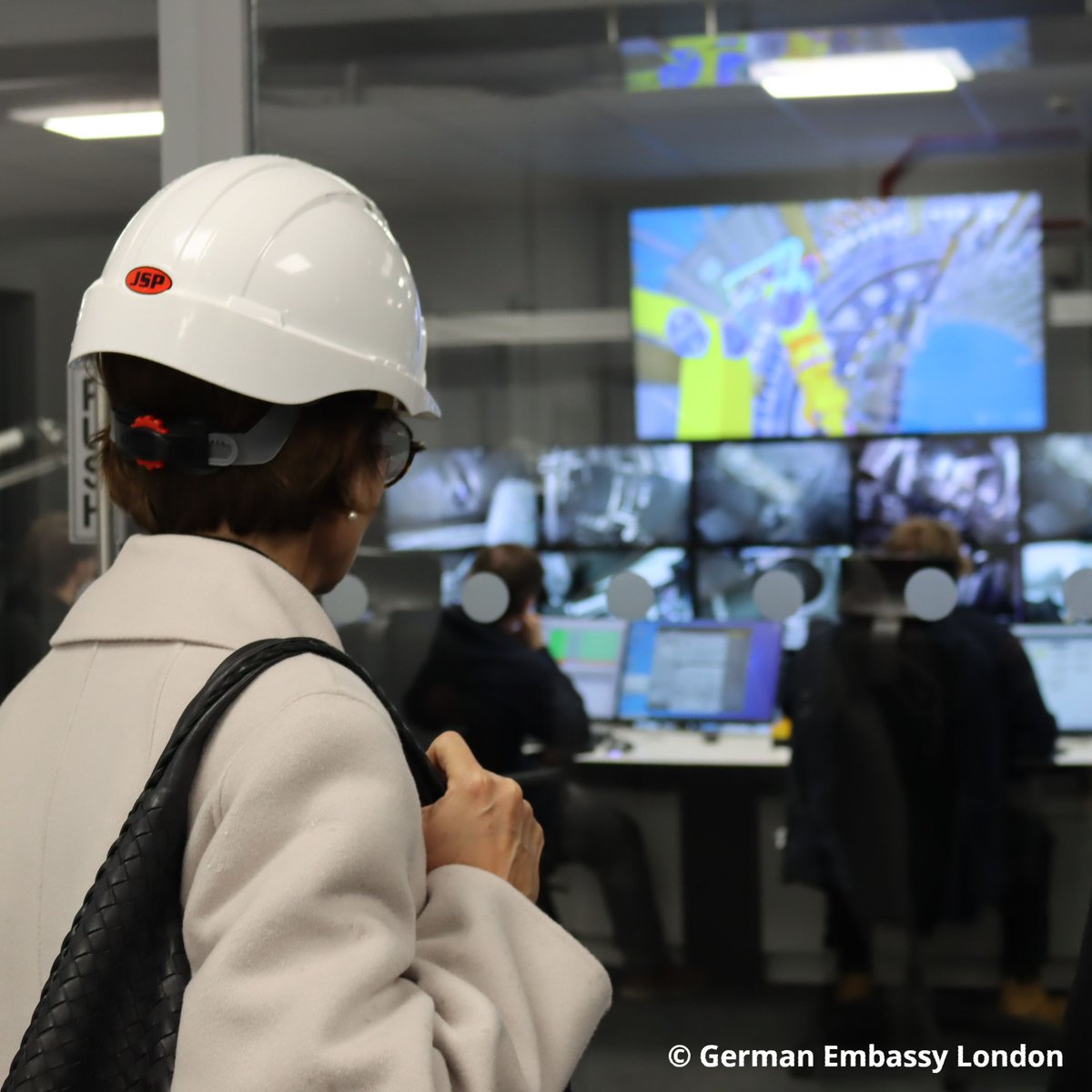 bmftr_bund's tweet photo. Ministerin @starkwatzinger ist heute in Großbritannien. Ziel der Reise ist die Weiterentwicklung der 🇩🇪-🇬🇧 Zusammenarbeit in Wissenschaft & Forschung, z.B. im Bereich der #Fusionstechnologie. Sie besuchte heute die Forschungsanlage Joint European Torus #JET, #RACE & #MASTUpgrade. https://t.co/ogW3KVp9Fe
