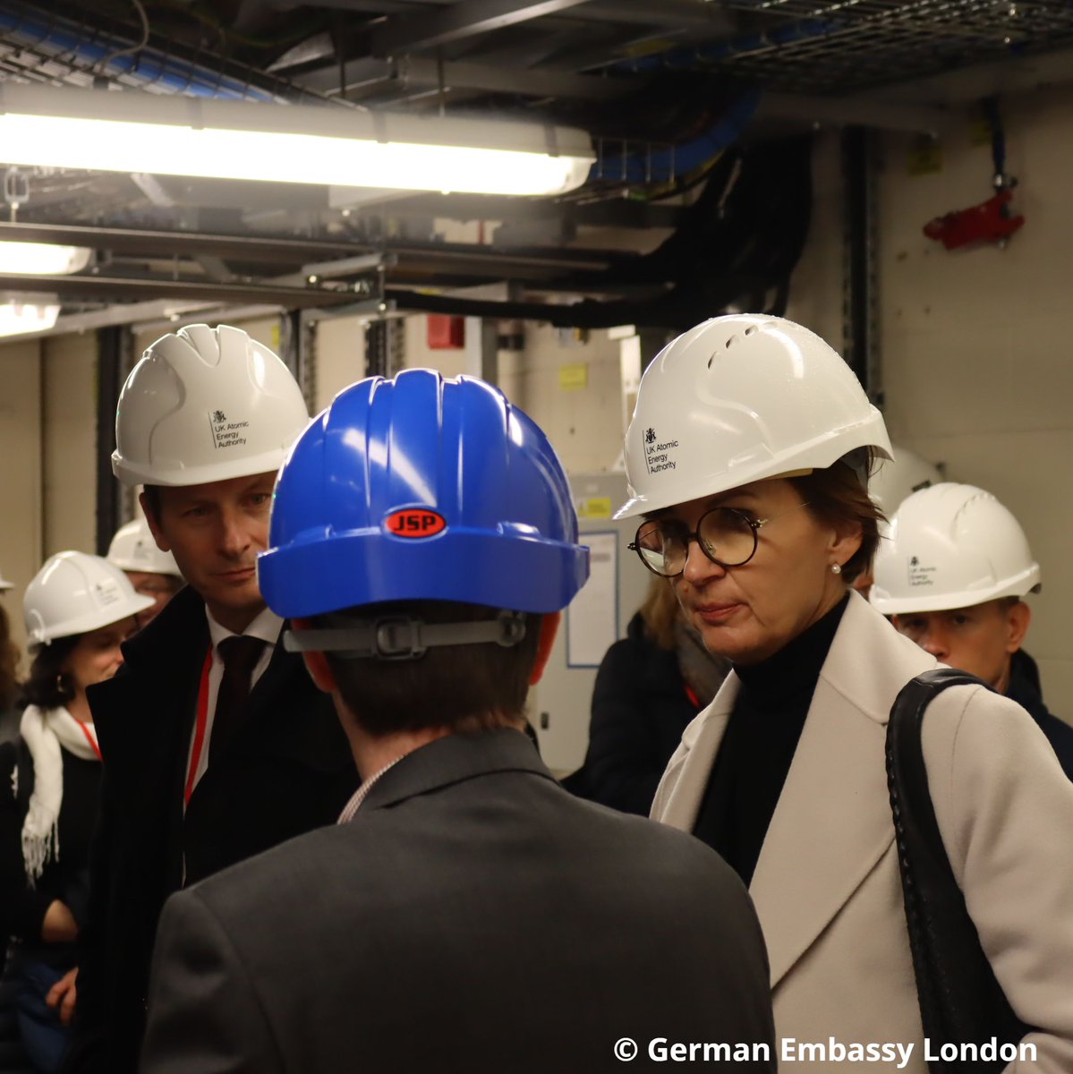 bmftr_bund's tweet photo. Ministerin @starkwatzinger ist heute in Großbritannien. Ziel der Reise ist die Weiterentwicklung der 🇩🇪-🇬🇧 Zusammenarbeit in Wissenschaft & Forschung, z.B. im Bereich der #Fusionstechnologie. Sie besuchte heute die Forschungsanlage Joint European Torus #JET, #RACE & #MASTUpgrade. https://t.co/ogW3KVp9Fe