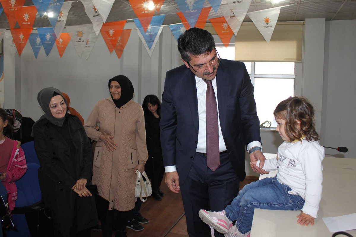 fnasiroglu's tweet photo. 📍Batman 

AK Kadınlarımızla toplantıda bir araya geldik, Belediye Başkan Adayımız @asebaticeylan ile gece gündüz demeden çalışan kadın kollarımıza teşekkür ederiz. #HazirizKararliyiz @akkadin_batman @erkankandemir https://t.co/GkabNwoxxZ