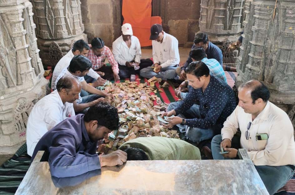 projsratlam's tweet photo. श्री विरुपाक्ष महादेव मंदिर के शासकीय दान पात्र में प्राप्त राशि की गणना की गई। 
-
एसडीएम श्री त्रिलोचन गौड ने बताया कि गणना में 5 लाख 8 हजार 553 रुपए दान राशि प्राप्त हुई है।
-
दान राशि की गणना वर्तमान सरपंच, पुजारी एवं पंचों की उपस्थिति में की गई।
-
#JansamparkMP
#prortm https://t.co/BPJAeDX3ED